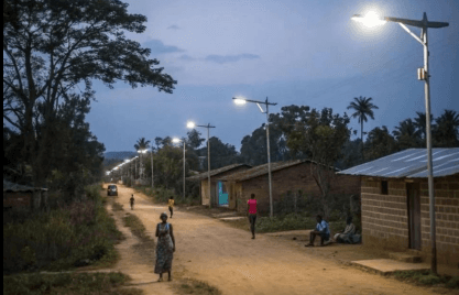 Voie équipée de lampadaires solaires éclairée la nuit
